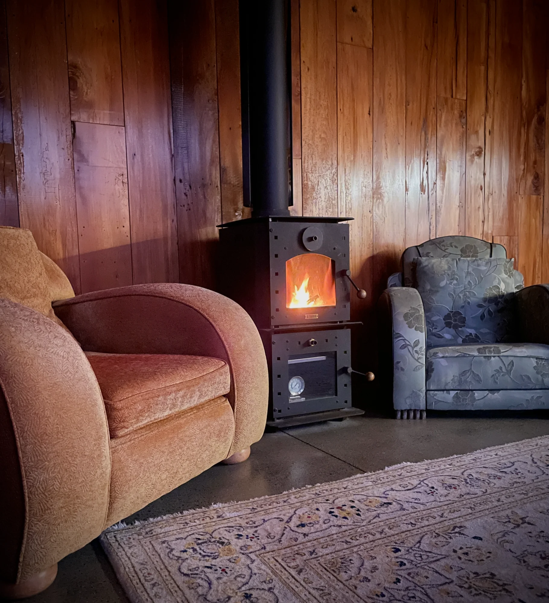 Barn Bunker - log burner with cozy seating